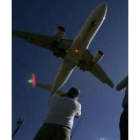 Un grupo de aficionados a fotografiar aviones de la compañía aérea