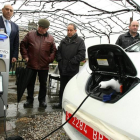 El concejal de Movilidad, Ricardo Miranda (I), junto al director general del Grupo San Valero, César Romero (D), durante la inauguración del primer punto de recarga de vehículos eléctricos vinculado al Camino