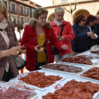 Imagen de la degustación de embutido local que tuvo lugar ayer en Santa María del Páramo. MEDINA