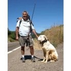 Alfonso Ciller y su perro Flok llegando a Cistierna.