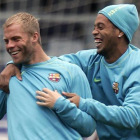 Gudjohnsen y Ronaldinho bromean en un entrenamiento del Barça, en el 2007.