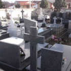 El cementerio de la iglesia no dispone ni tan siquiera de espacio para los pasillos.