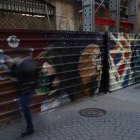 Imagen de las vallas de la obra del edificio San Marcelo con los grafitis del concurso. FERNANDO OTERO