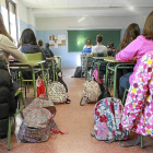 Estudiantes atienden las indicaciones de la profesora en un instituto de la provincia.