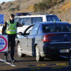 Un agente de la Guardia Civil realiza un control en una de las carreteras de León. RAMIRO