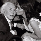 La actriz Catherine Zeta-Jones felicita a Kirk Douglas por su 99º aniversario.