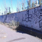 El pueblo sufre una ola de vandalismo y uno de los desperfectos es el muro del cementerio