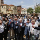 Autoridades y bodegueros brindan en la inauguración de la Feria del Vino Tierra de León.