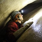 Uno de los miembros del GEM explorando una cavidad cerca de la vega de Liordes.
