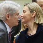 El ministro de Exteriores, Dastis, saluda a la jefa de la diplomacia Europea, Mogherini. OLIVIER HOSLET