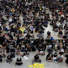 Cientos de personas ocupan el Aeropuerto de Hong Kong.