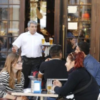 Actividad en la terraza de un bar.