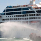 El 'Adonia' deja el puerto de Miami, este domingo, en su viaje inaugural de siete días a Cuba.