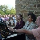 Las pianistas María Gil y Rosa Torres-Pardo, durante los encuentros musicales del año 2001