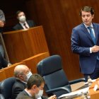 El presidente de la Junta ayer junto a Francisco Igea en el pleno de las Cortes. NACHO GALLEGO