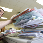 Imagen de archivo de un funcionario trabajando con expedientes. JESÚS F. SALVADORES