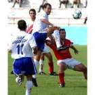 Ivo pelea por un balón en el partido de ayer en Alcalá ante la atenta mirada de Pablo