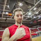 Pau Gasol hace el signo de la victoria tras finalizar el entrenamiento de ayer por la mañana en el Príncipe Felipe