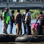 Un grupo de inmigrantes cruza el río Suchiate en unos neumáticos.