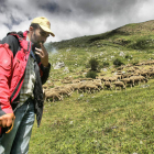 José Antonio Velasco (Puebla de Lillo) pastor desde los 16 años. En invierno le pinta bien en Extremadura; en verano, en Babia