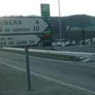 El desvío que deben tomar los vehículos pesados ha destruido parte del asfalto de la carretera