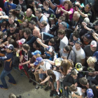 Marc Márquez se hace un selfi con decenas de seguidores en Sachsenring.