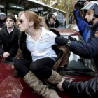 Una mujer se encara con los manifestantes en Madrid.