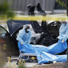 Forenses retiran los cuerpos de los dos atacantes de la exposición sobre caricaturas de Mahoma en Garland, cerca de Dallas.