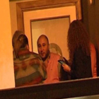 Kiko Rivera, en la foto de la izquierda con unos amigos, e Isabel Pantoja, a la derecha, tras el nacimiento del pequeño.