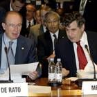 Rodrígo Rato, director gerente del FMI, conversa con Gordon Brown, ministro de Economía británico