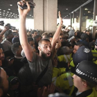 Un grupo de manifestantes irrumpen en el ayuntamiento de Kensington.