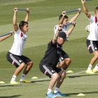 Ancelotti, con gorra, dio ayer descanso a los futbolistas tras el entrenamiento del sábado.