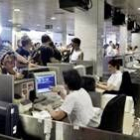Miles de personas se vieron sorprendidas en El Prat por una protesta no convocada por los sindicatos