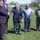 Marcos Martínez y Emilio Gutiérrez se saludan junto a representantes de la junta vecinal de Cuadros