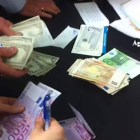 Fajos de billetes interceptados por los agentes especializados de la Udyco en los registros de la sede de Martínez Núñez en Ponferrada.