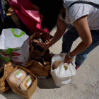 Reparto de alimentos gracias al programa de Iberdrola. DL