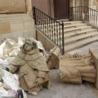 Restos de varias esculturas de piedra de una iglesia, tras el terremoto de Lorca.