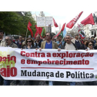 El presidente del sindicato CGTP-IN, Joao Torres, encabeza la manifestación en Lisboa.