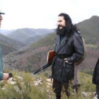 Estanga, entre un guardia civil y un vecino, en la visita a la pizarrera foco del conflicto.
