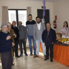 Autoridades municipales junto a uno de los stands de una empresa local. CAMPOS