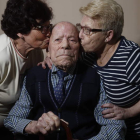 Saturnino de la Fuente, en febrero de 2020, con dos de sus hijas. JESÚS F. SALVADORES