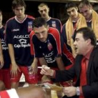 El entrenador Gustavo Aranzana dialoga con sus jugadores durante un tiempo muerto de un partido