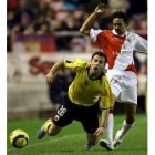 Christos Bourmpos cae al suelo ante la presión del sevillista Jesuli