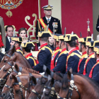 Los reyes, Felipe VI (de pie) y Letizia y Leonor (sentadas), presiden los actos por el Día de la Fiesta Nacional. RAQUEL P. VIECO