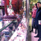 Miembros de la Comisión Ejecutiva Provincial del PSOE de León, encabezados por el secretario general, Javier Alfonso Cendón, visitan el mercado de Conde Luna, con motivo del Día Mundial de los Derechos de las Personas Consumidoras