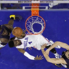 Marc Gasol, a la derecha, ante Noel y su compañero Randolph.