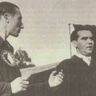 Sáez de la Calzada junto a García Lorca en una foto de 1933, ambos portan el uniforme de La Barraca