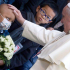 El papa Francisco saluda a uno de los niños ingresados.