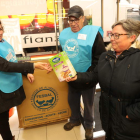 Voluntarios del Banco de Alimentos, ayer frente a un supermercado Gadis. L. DE LA MATA