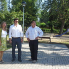 Ana Isabel Sánchez, el alcalde de Villaquilambre y el pedáneo de Villaobispo, en el parque del Río.